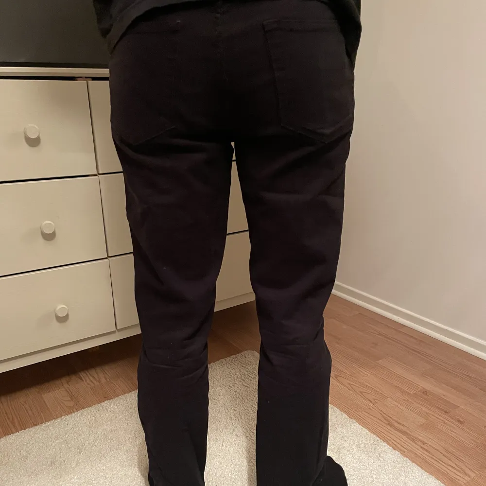 Svarta jeans från H&M i storlek 30. Fint skick🥰. Jeans & Byxor.