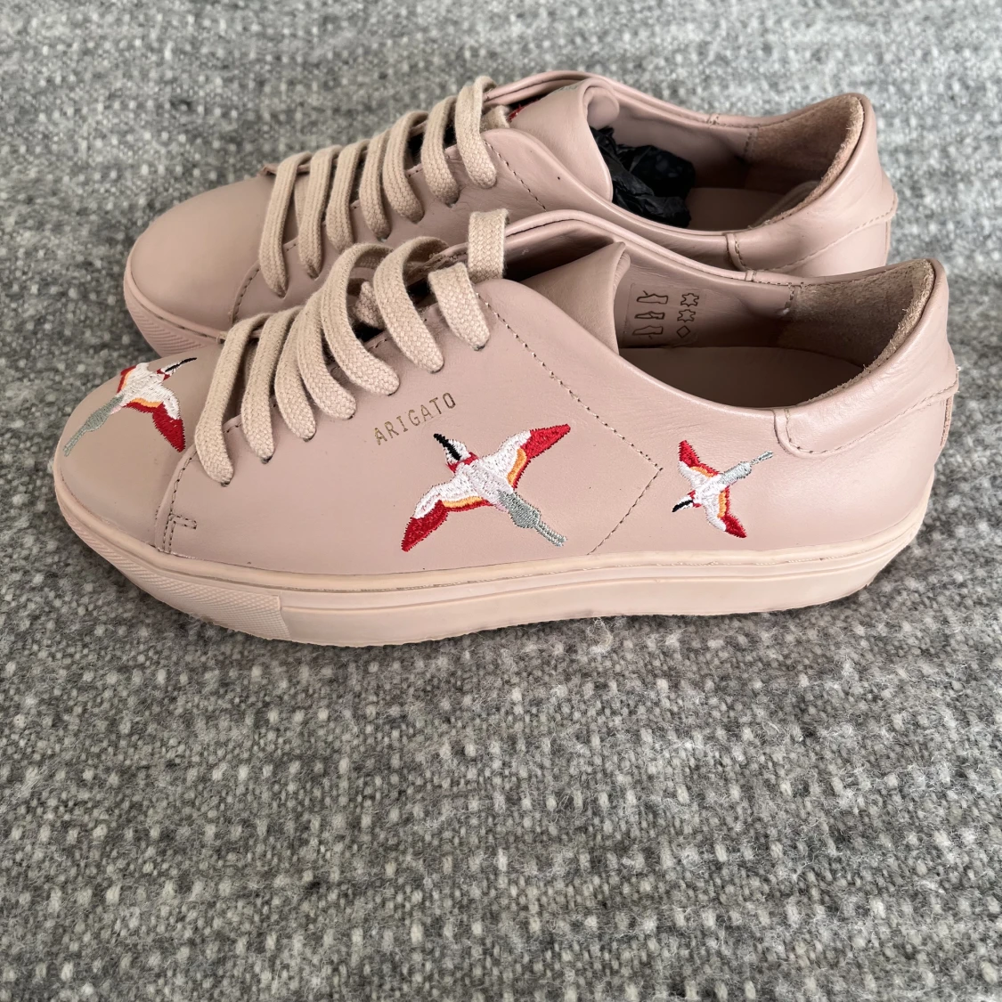 Rosa fågelarigatos storlek 35