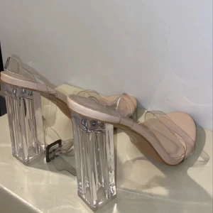 Klackskor storlek 39  - Storlek 39. Använda bara 1 gång. Från boohoo. 