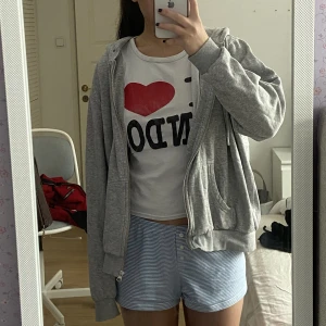 Oversized zip up hoodie - Skitnajs och snygg zip up hoodie som sitter lite oversized. Från hm, men en gammal modell så det är mycket bättre kvalite!