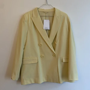 Kavaj - Ljusgul kavaj från &other stories. Storlek 40. Helt oanvänd och lappan är kvar 🧡