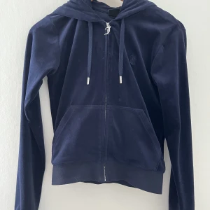 Juicy Couture - Säljer min mörkblå juicy couture kofta då den är för liten. Köpte den på Jackie för mindre än ett år sedan. Nypris 1100kr.  Mest använd hemma, så i väldigt bra skick. Kan tvättas innan köp om så önskas!🫶 