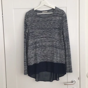 Tunika / Blus - Tunika / blus blå med volanger mönstrad