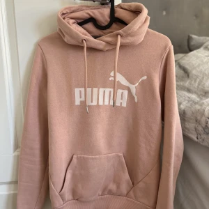 Hoodie - Hoddie från puma i bra skick. Storlek xs,priset går att diskutera vid snabb affär. 