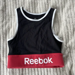 Crop top Reebok - Crop top från Reebok. Använts till gym, endast 2 gånger! Som ny