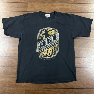Nascar Johnson T-shirt   - Snygg vintage T-shirt i storlek XL! Bara att skriva om du undrar över något🙏