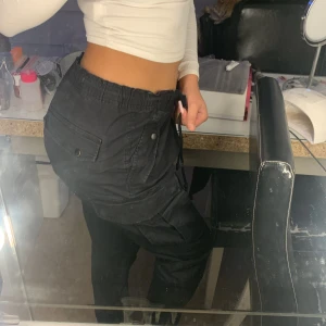 Cargo pants - Säljer mina svarta cargo pants som använts Max 4 gånger  Säljer de pga att jag inte använder dom längre  De är i bra skick och inget är fel på de 