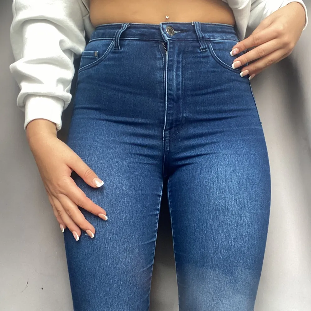 Jättefina mörkblåa skinny jeans som är high waist men som jag tyvärr inte använder längre, jätte stretchiga vilket är så skönt och i bra skick, köpare står för frakt . Jeans & Byxor.