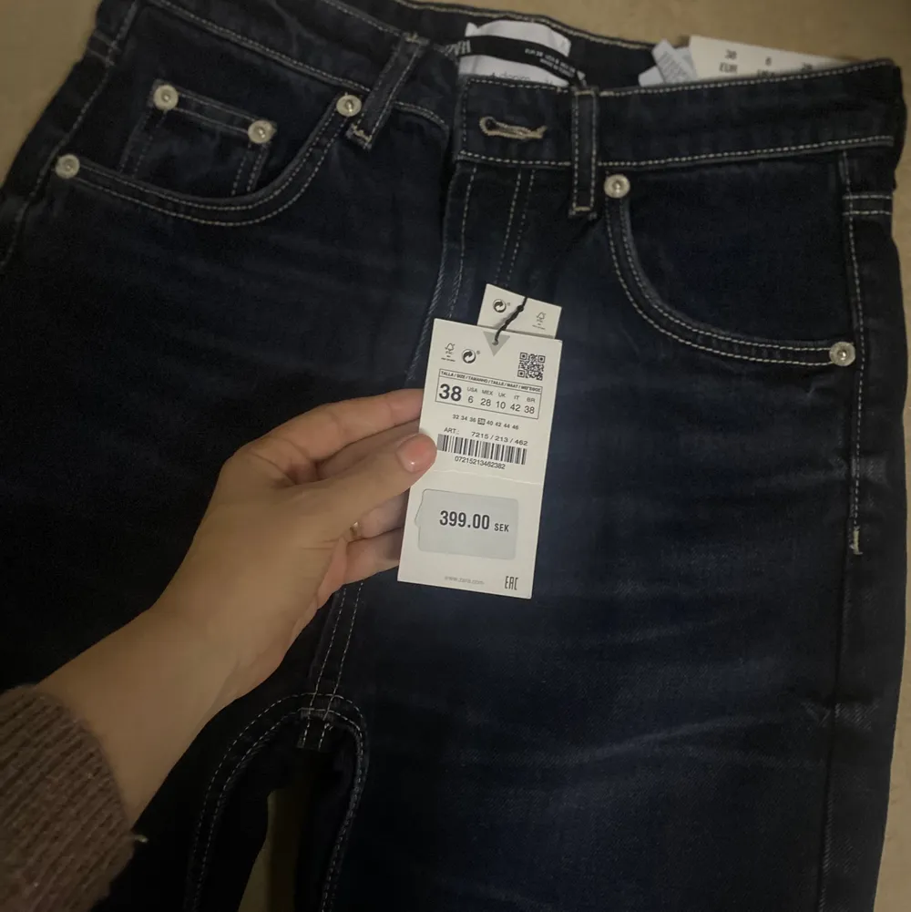 Fina mörkblåa jeans från zara som aldrig har använts. Köptes för 400kr.. Jeans & Byxor.