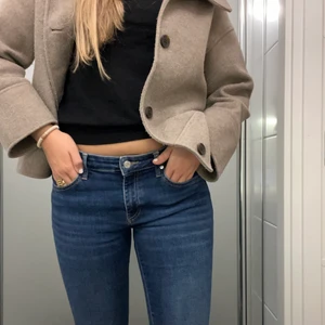 Lågmidjade bootcut jeans - De perfekta lågmidjade bootcut jeansen ! Marinblå och perfekt färg nu till hösten! Inga defekter och sparsamt använda❤️från märket Mavi och köpta på Zalando. Nypris 600 kr