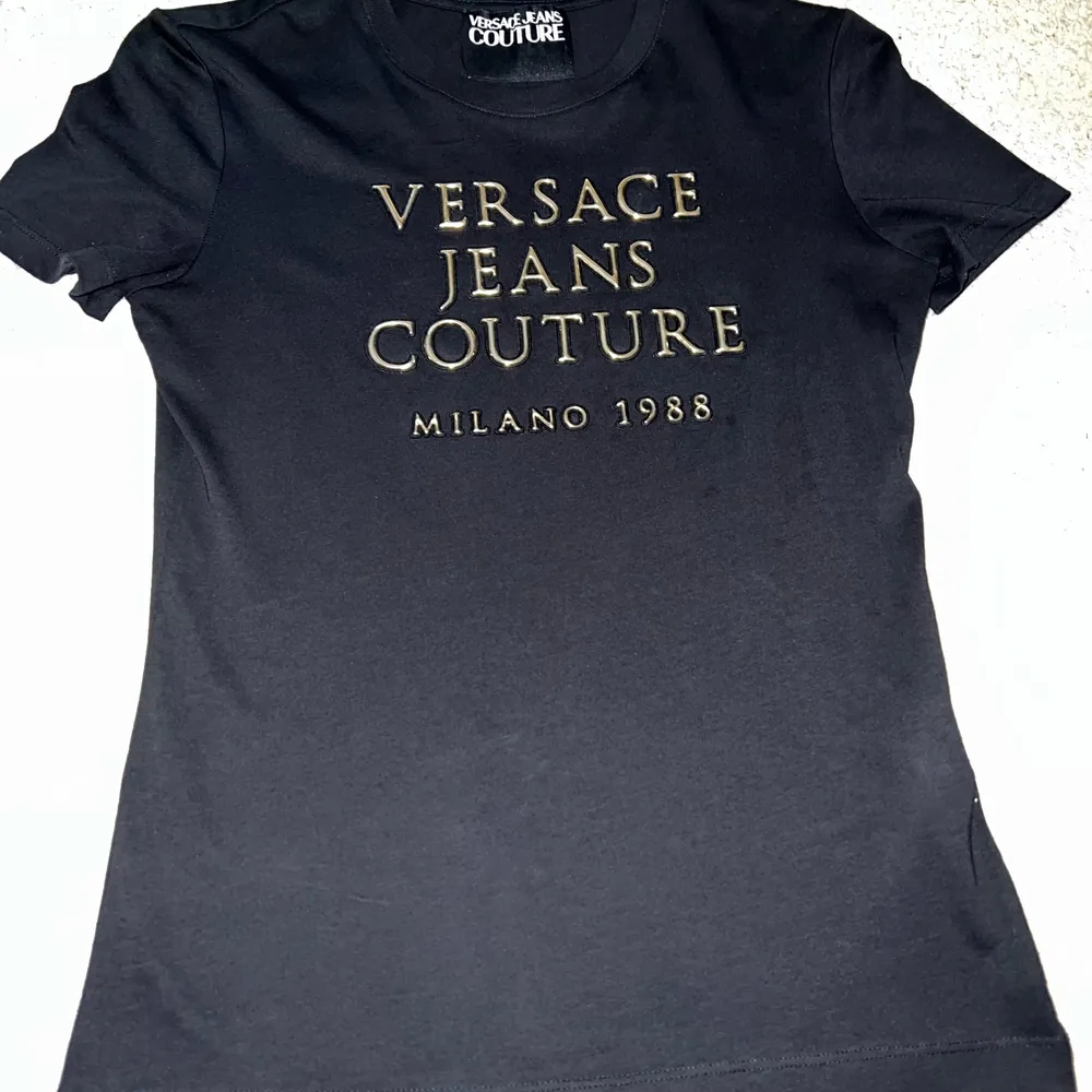 Säljer min versace T-shirt för att jag aldrig använder den. Har använt den max 3 gånger:) Den kan skickas i ett brev då jag kan vika ihop den så blir inte frakten så dyr🤗 storlek S. T-shirts.