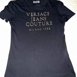 Säljer min versace T-shirt för att jag aldrig använder den. Har använt den max 3 gånger:) Den kan skickas i ett brev då jag kan vika ihop den så blir inte frakten så dyr🤗 storlek S