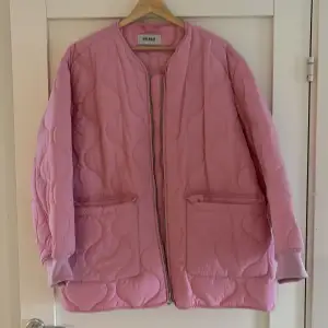 En så fin oanvänd (pga fel storlek) rosa jacka från WEEKDAY
