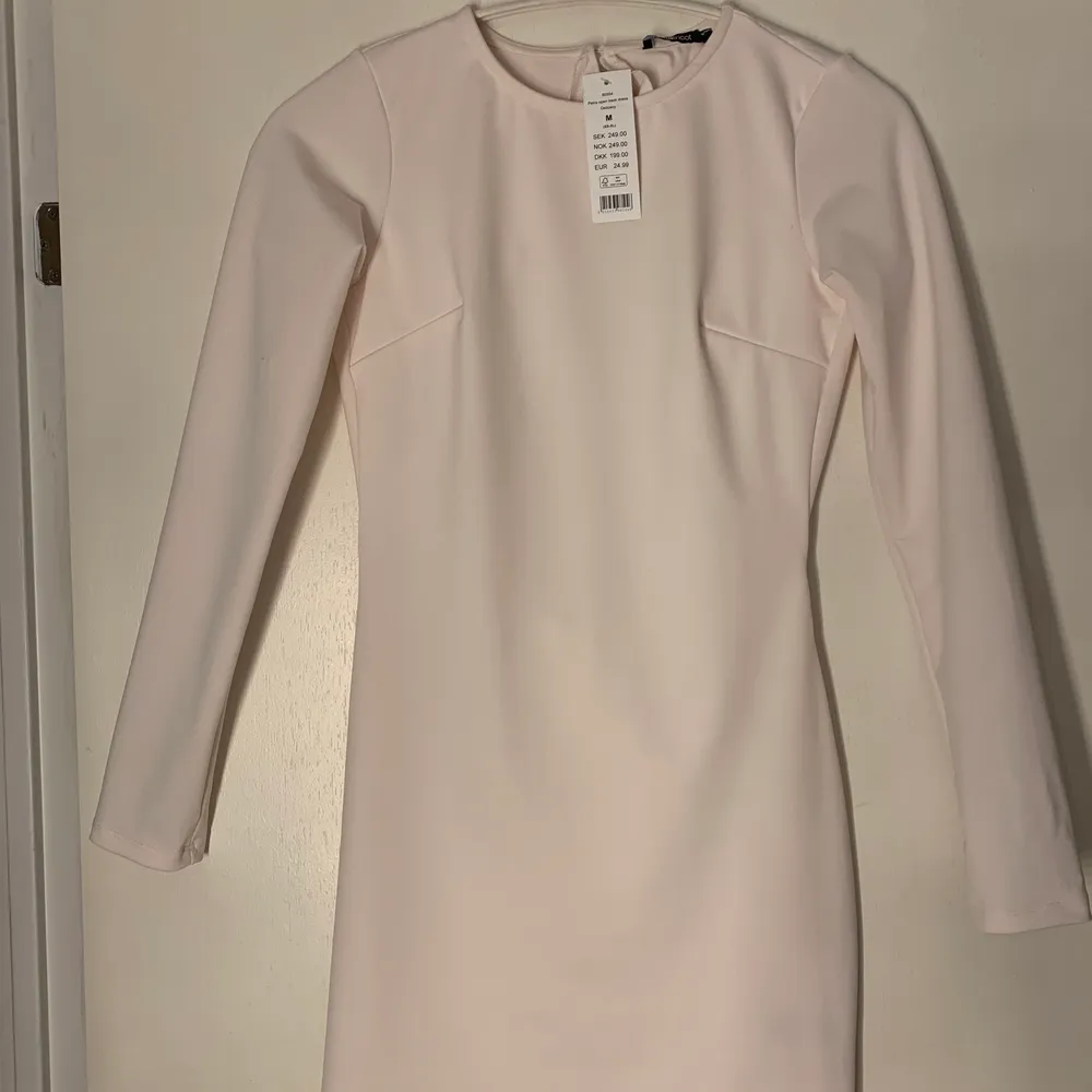 Oanvänd klänning från Gina Tricot med prislappen kvar.  Den är lite ljusrosa i färgen och har öppen rygg Storlek M Nypriset var 249:-  Kan skickas om köparen står för frakten. Klänningar.