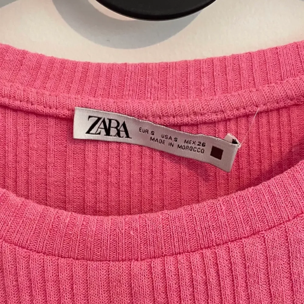 Säljer denna rosa volang tröjan från Zara i stl S, aldrig använd utan enbart testad. Dock har lappen på ena sidan gått upp (se tredje bild) men så var den när jag köpte den💓 150kr+51kr spårbar frakt. Toppar.