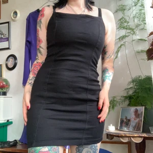 Tajt svart jeansklänning - Tajt svart jeansklänning med dragkedja 