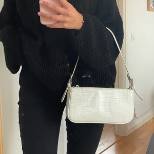 Vit väska från GinaTricot  - Säljer en söt väska i fake ormskinn! Har en till liknande så därför säljer jag denna 🌸