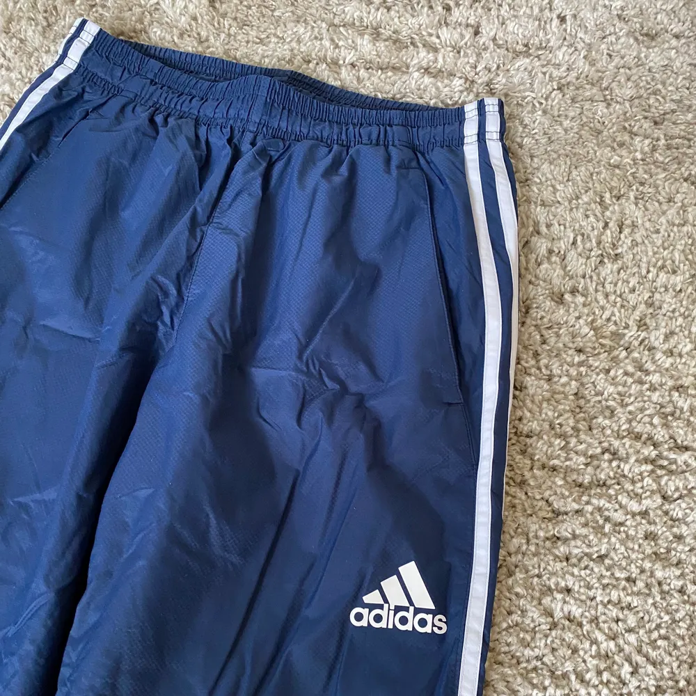 Adidas track pants i storlek small (S), relativt oanvända och i bra skick. Pris: 199k inklusive frakt som jag står för. . Jeans & Byxor.