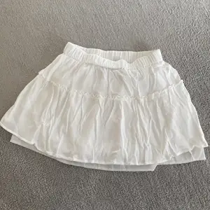 Säljer en jätte söt vit shein kjol i bra kvalitet för shein i strl S. Den köptes i somras men har aldrig blivit använd då jag inte har fått tillfälle till det, den är i nyskick och jag säljer den för 50kr💕 (köpare står för frakt) 