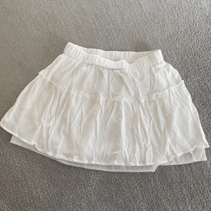 Vit shein kjol - Säljer en jätte söt vit shein kjol i bra kvalitet för shein i strl S. Den köptes i somras men har aldrig blivit använd då jag inte har fått tillfälle till det, den är i nyskick och jag säljer den för 50kr💕 (köpare står för frakt) 