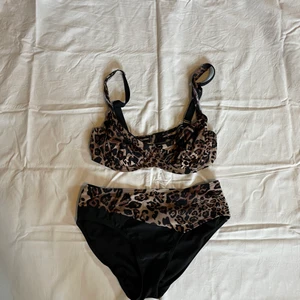 Leopard bikini  - Jättefin leopard bikini! Står ingen storlek men skulle säga M