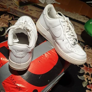 Åkta unisex Nike skor - I bra skick och passar till båda kön. Passar 41_42.och dem har små hål på insida därför priset 