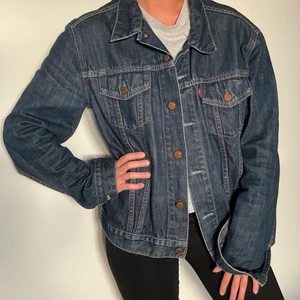 Vintage Levi's jeansjacka  - Levis jeansjacka stl xl men passar även en S. Knappt använd, superfint skick  