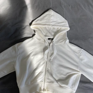 Hoodie med dragkedja - Vit hoodie från bok bok med dragkedja. Aldrig använd och är precis som ny💕💕