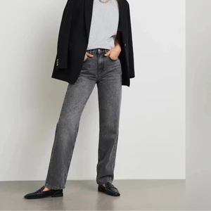 Mid Waits jeans   - Hej!💗 säljer mina näst in till oanvänd byxor från gina tricot (90s high Waits jeans) men tycker själv att dem sitter som mid waits! Långa i benen!                                       Nypris: 599:- 