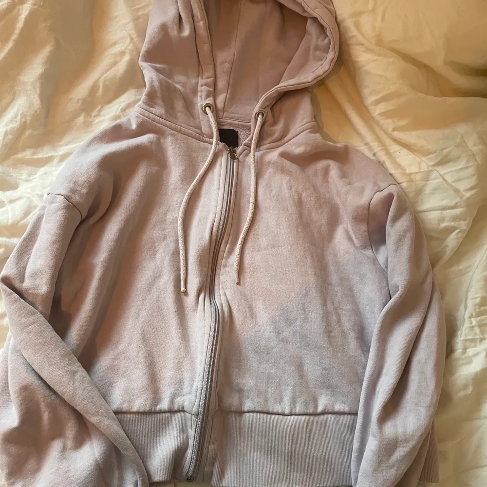 Säljer min ljus lila zip hoodie från Lager 157. Är inte säker på frakten men om någon är intresserad så tittar jag upp vad den är!💓FRAKTEN ÄR INTE 99kr. Hoodies.