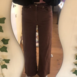 Bruna jeans - Säljer ett par högmidjade bruna jeans från hm, inga defekter eller fläckar💗fraktar även 