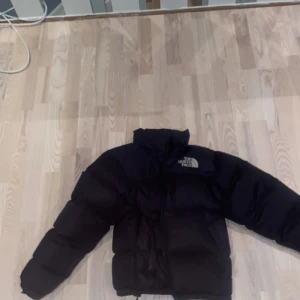 The north face jacka - Säljer en the north face jacka då jag inte kommer använda den mer.  Skick 7/10 Hör av er om ni har frågor👍