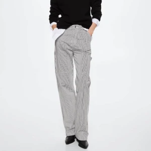 Randiga mango byxor - Intressekoll på helt nya byxor från mango. Storlek 36 och långa i benen!! Bud från 699kr. Kan fraktas mot kostnad eller mötas upp i Gävle🤍