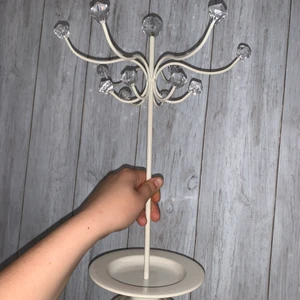 Smyckeställning  - Denna fina smyckeställning som jag haft sen jag var liten säljes nu, fint skick🫶🏼