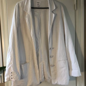 Vit kavaj i linneblandning  - Vit kavaj i linne/bommullsblandning. Storlek XS (men jag har använt den som oversized, är vanligtvis storlek M). Endast använd två gånger, mycket bra skick. 