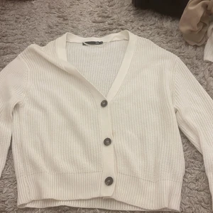 Kofta  - Fin vit kofta från lager 157. Näst intill oanvänd och i väldigt fint skick. Kan fraktas men då står köparen för frakt! 