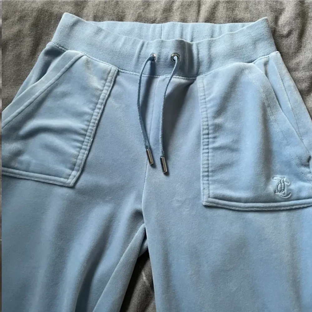 Säljer Mina blå juicy byxor har typ ingen användning för dom . Jeans & Byxor.