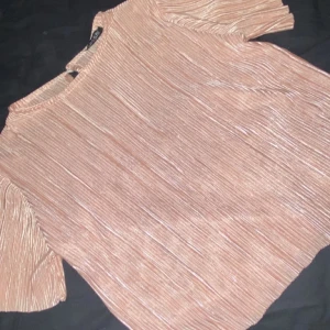 Ljusrosa t-shirt - Säljer denna ljus rosa t-shirt endast använd 3-4 gånger. 