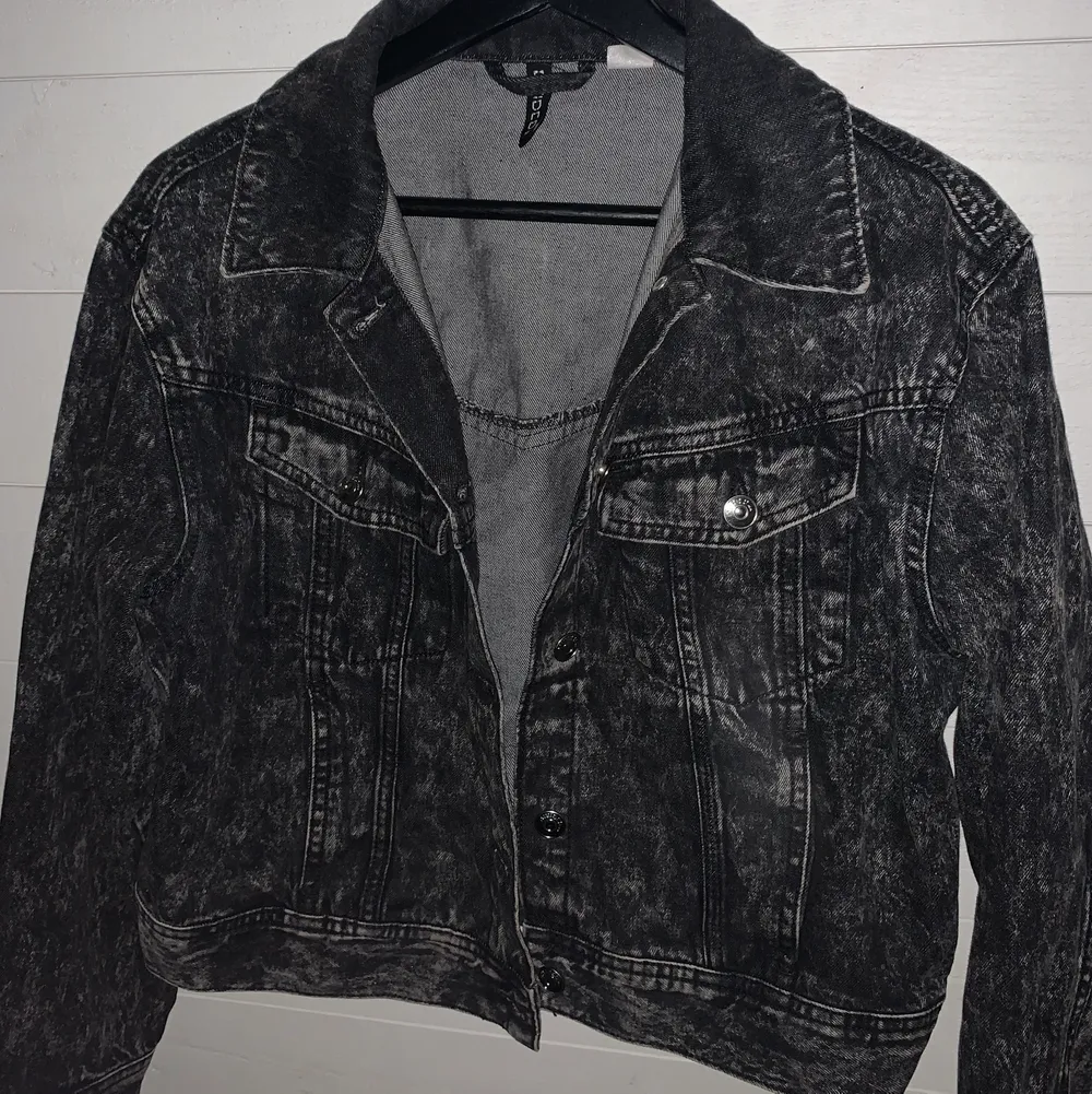 Säljer denna svartgråa jeansjackan från H&M, då den inte används längre🖤  Strl S. Köparen står för frakten!. Jackor.