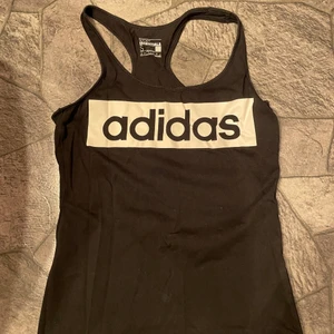 Adidas linne - Ett träningslinne med brottarrygg från Adidas, aldrig använt så jag inte tycker om ryggen. Storlek S🥰 frakt tillkommer 