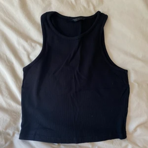 Svart baslinne  - Svart linne i kort modell Stl 36/S. Bra skick!