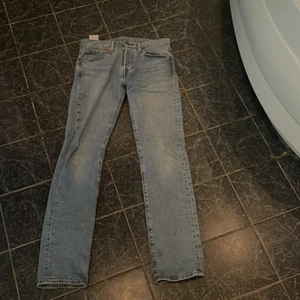 Ljusblå Levis 501 - Ljusblå Levis 501 i storlek 28/32 nypris 1100 knapp använda