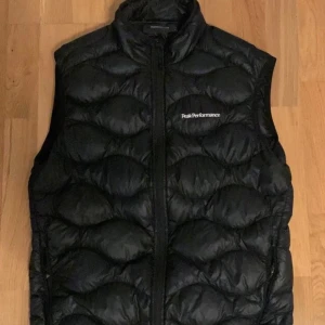 Peakperformance väst - Bra skick förutom ett litet hål på baksidan som är sytt igen, man märker knappt, nypris ca 1200