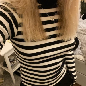 Randig tröja - Randig tröja med slits i ärmarna💕 Använd fåtal gånger. Jättebra skick💕