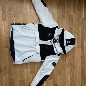 Sail Racing Jacka , storlek S. - Sail Racing Jacka Herr. Den är i storlek S och säljs för mycket mindre än original priset på 4000kr. Den är bra för höst och vinter och är även vattentät. Pris kan diskuteras kom privat.