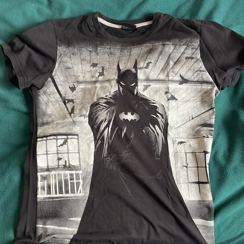Säljer den basic svarta t shirt med Batman tryck på, passar S för killar kanske M för tjejer 🤔. T-shirts.
