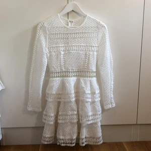 Virkad långärmad klänning  - Från en av Linn Ahlborgs kollektioner med NA-KD, aldrig använd.