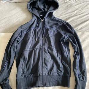 Hugo boss - Storlek M. Kan passa om man har S. 