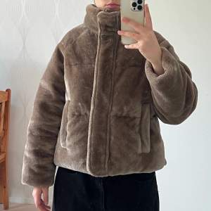 Jättemysig hårig puffer jacka! Passar bra till vintern och hösten när man vill ha en finare vinterjacka på, den är oversize men lite kort i armarna då den är från petit avdelning! Den är i väldigt bra skick inga synliga slitningar.  Tas bort 16/10!