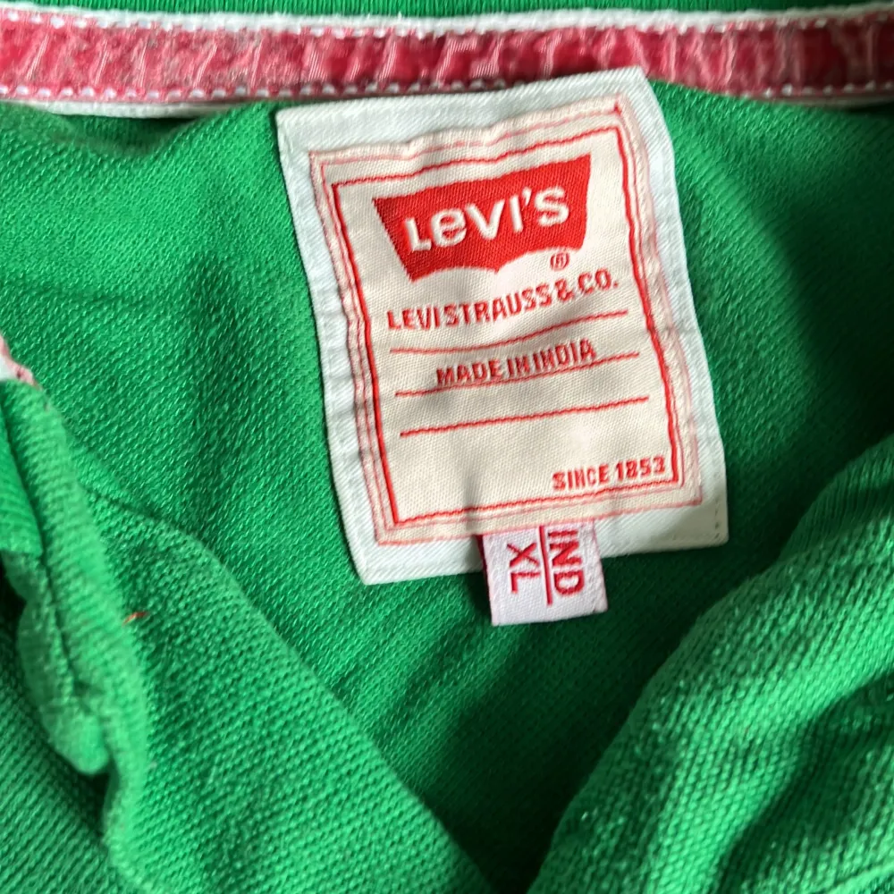 Säljer min Levis piké tröja. Passar troligtvis de flesta som är 175cm+ trotts angiven storlek på tröjan. Knappt använt tröja. Priset kan diskuteras . T-shirts.
